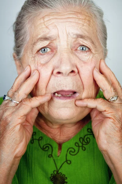Mulher idosa assustada e preocupada com rugas — Fotografia de Stock