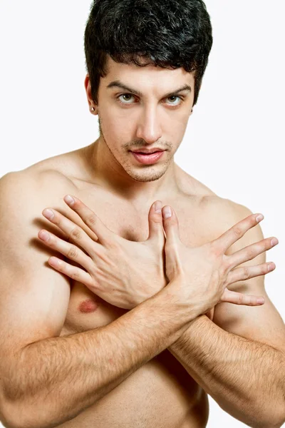 Bello giovane uomo mostrando la sua manicure — Foto Stock