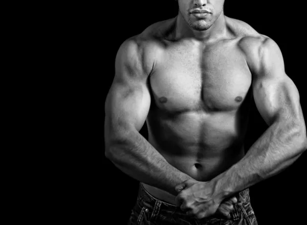 Großer athletischer Mann zeigt seine Muskeln — Stockfoto