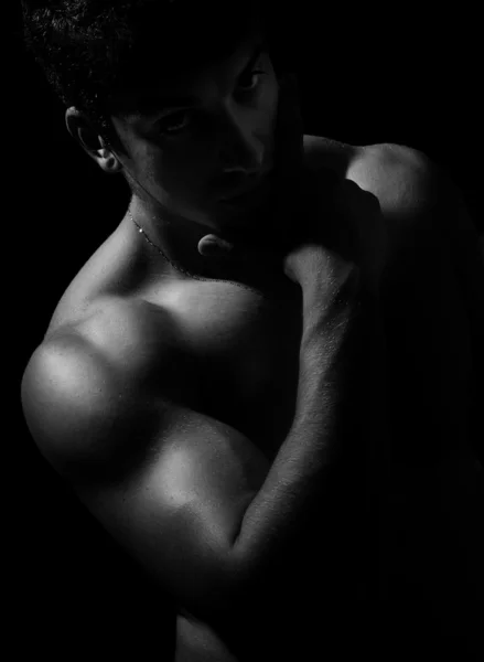 Karanlık sanatsal seksi kaslı çıplak bir adam portresi — Stok fotoğraf