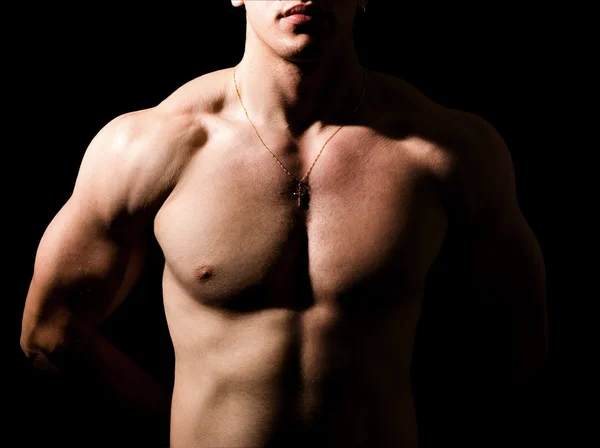 Hombre sin camisa con musculoso sexy cuerpo en la oscuridad —  Fotos de Stock
