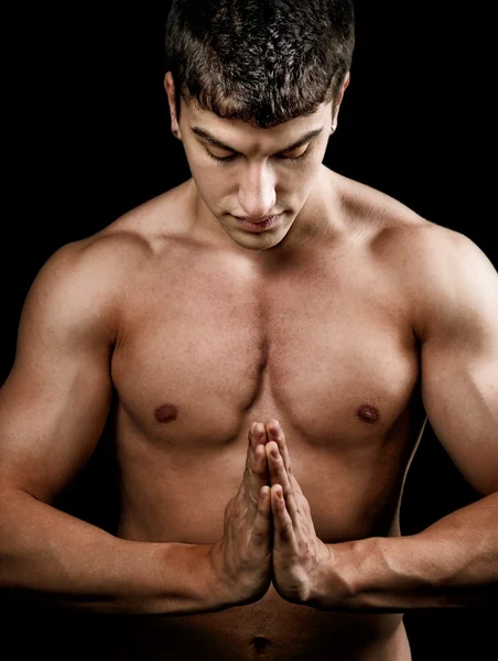 Homme spirituel musculaire faisant du yoga — Photo