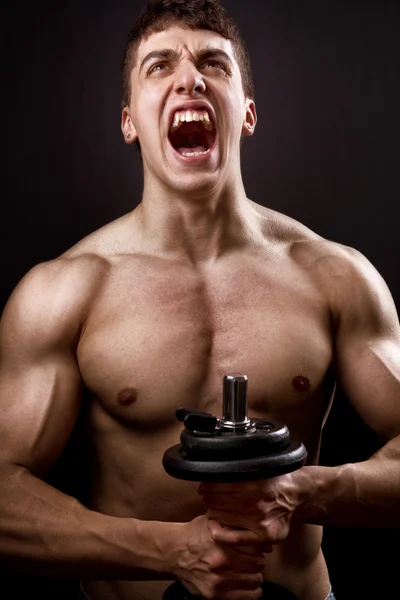Schreeuw van krachtige gespierde bodybuilder — Stockfoto