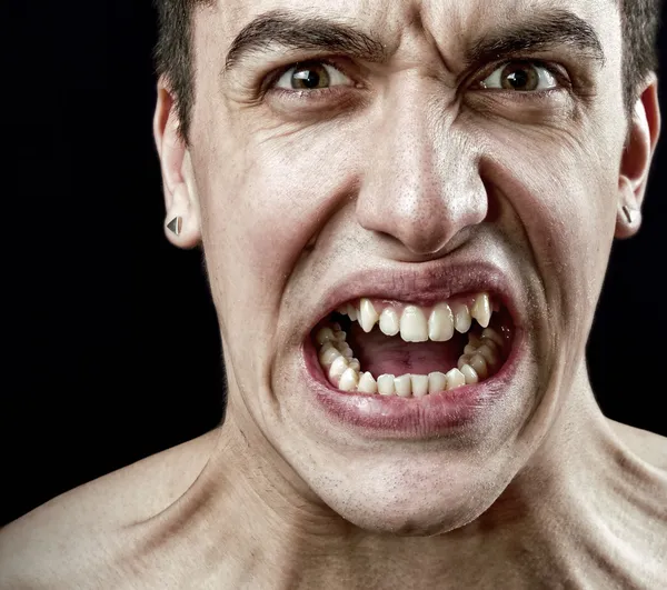 怒っている猛烈な重点を置かれた人間の顔をしかめる — ストック写真