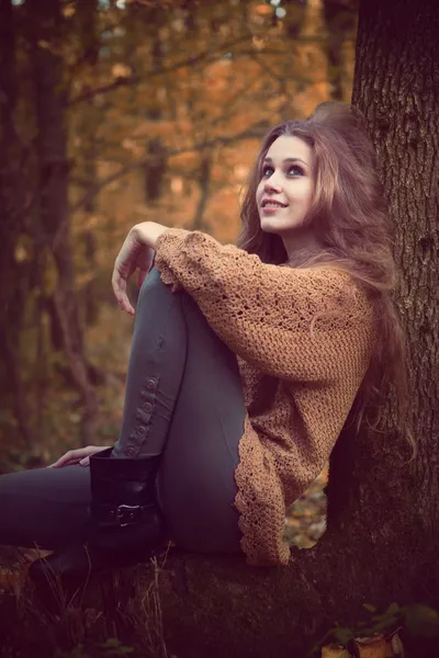 Krásná roztomilá žena odpočívá v lese — Stock fotografie