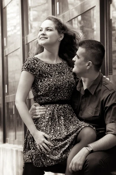 Boldog fiatal pár szabadban — Stock Fotó