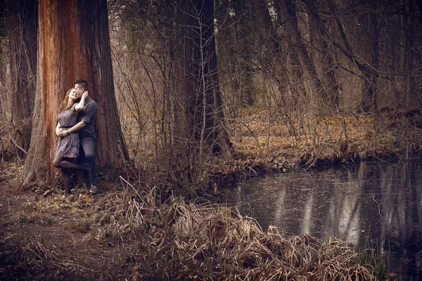 年轻夫妇与户外的激情拥抱 — 图库照片