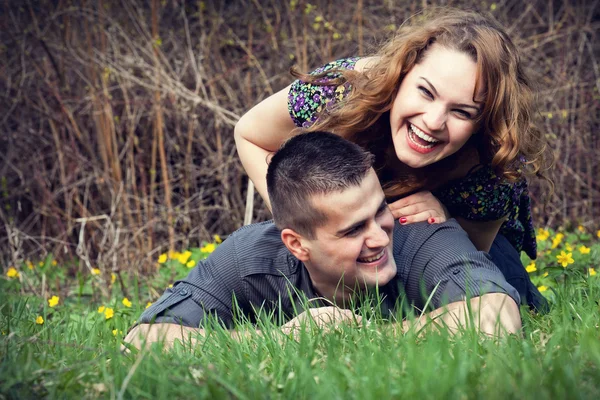 Щаслива пара розважається на траві — стокове фото