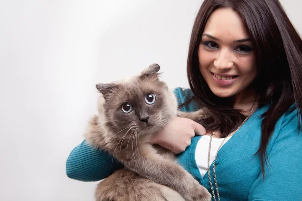 Sevimli kadın ve komik kedi — Stok fotoğraf