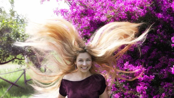 Felice giovane donna con lunghi capelli biondi — Foto Stock