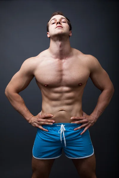 Seksowny mężczyzna z mięśni atletyczna budowa ciała — Zdjęcie stockowe