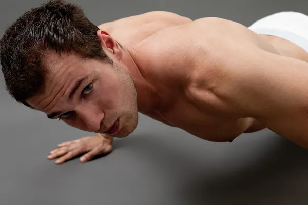 Sexy gespierde man doen fitness — Stockfoto