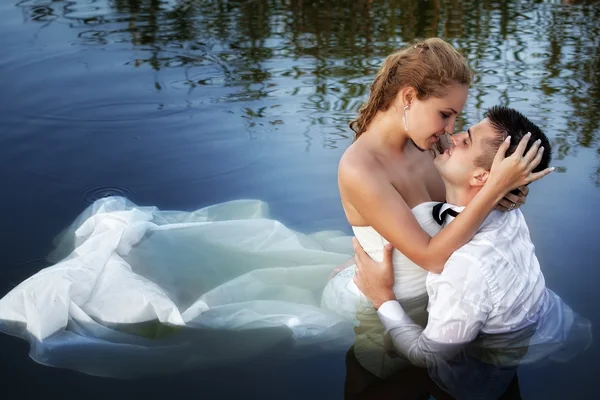Láska a vášeň - polibek manželský pár ve vodě — Stock fotografie