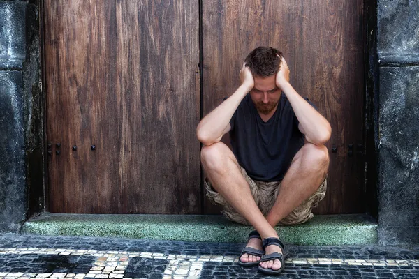 Depresja - smutny i biedny człowiek na ulicy — Zdjęcie stockowe