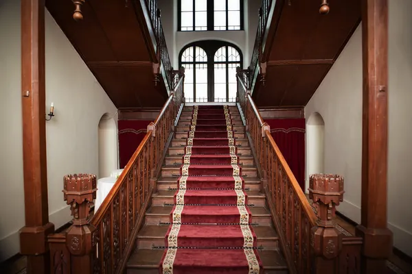 Régi palota belső - fa lépcsők a bolzákon — Stock Fotó