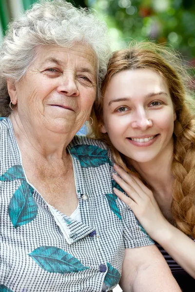 Οικογενειακό πορτρέτο της νεαρής γυναίκας και τη γιαγιά — Φωτογραφία Αρχείου