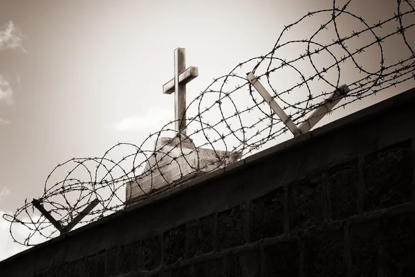 Religión y guerra - cruz detrás de alambre de púas — Foto de Stock