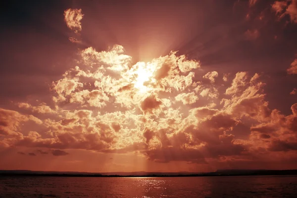 Dramatic sky with clouds and sun beams — Stock Photo, Image