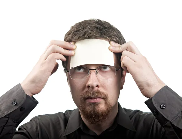 Homem com nota em branco na testa — Fotografia de Stock