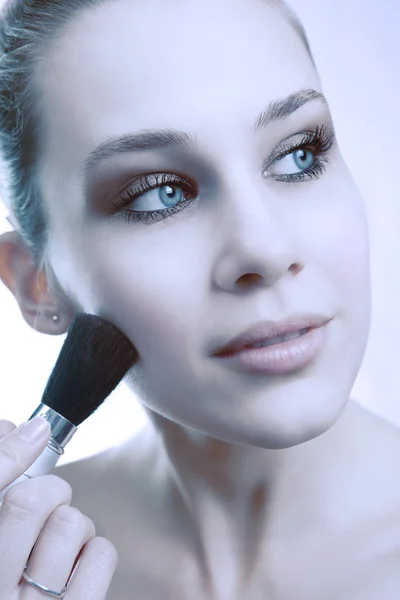 Skin cosmetics - woman using brush on her face — Stock Photo, Image