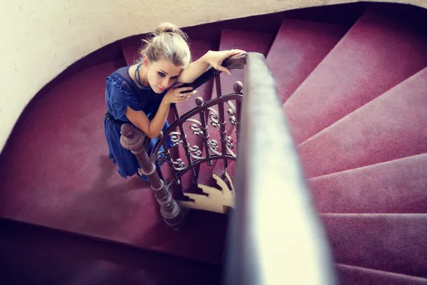 Künstlerisches Porträt einer eleganten Frau auf der Treppe — Stockfoto