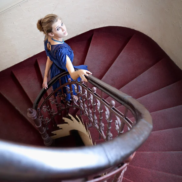 楼梯上的优雅女人经典肖像 — 图库照片