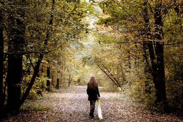 Mulher triste andando sozinha na floresta — Fotografia de Stock