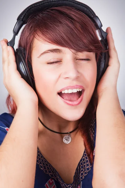 Teenager-Frau hört Musik über Kopfhörer — Stockfoto