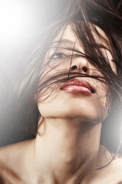 Donna con labbra sensuali e capelli in movimento — Foto Stock