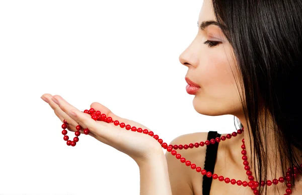 Sensuale donna e collana di perle rosse — Foto Stock