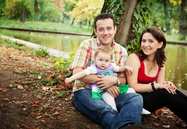 Familieportret - vader moeder en baby dochter — Stockfoto
