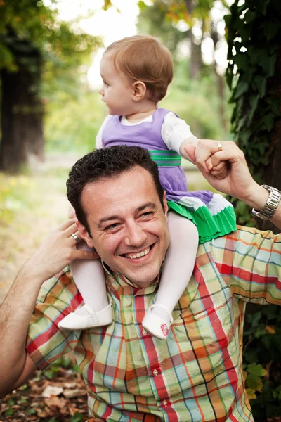 Buon padre con la sua bambina — Foto Stock