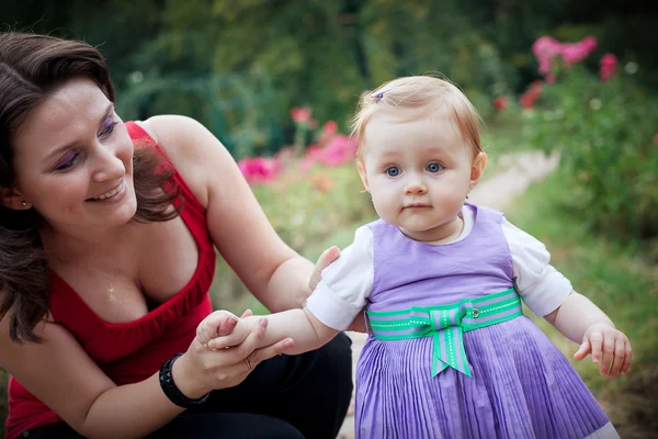 Leren om te lopen - moeder helpen dochter — Stockfoto