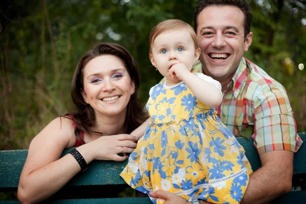 Família feliz - pais e filha bebê — Fotografia de Stock