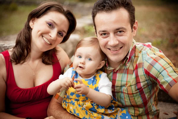 家族の肖像 - 両親と彼らの娘 — ストック写真