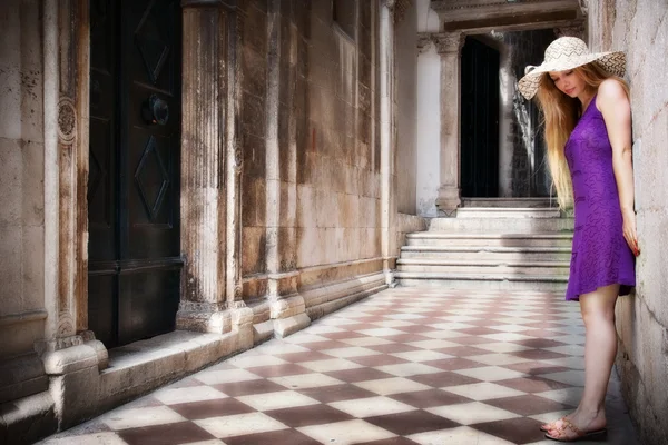 Sensuele jonge vrouw en oud gebouw — Stockfoto