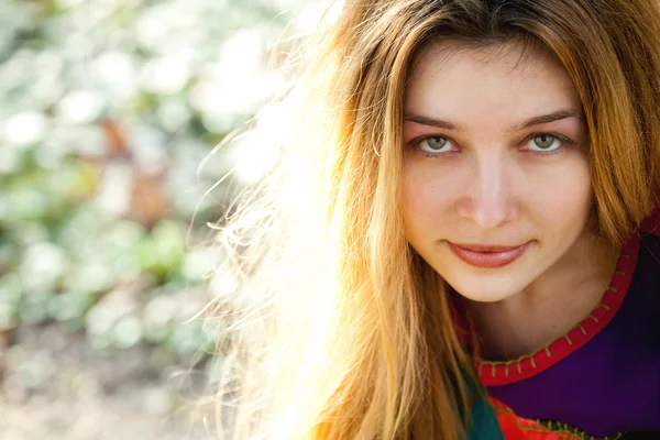 若いかわいい女性の屋外のポートレート — ストック写真