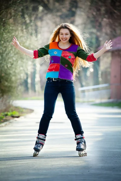 ローラー スケートで幸せな女 — ストック写真