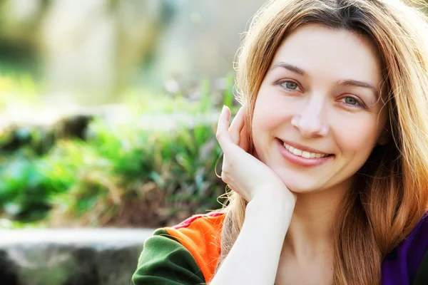En glad ung kvinna utomhus — Stockfoto
