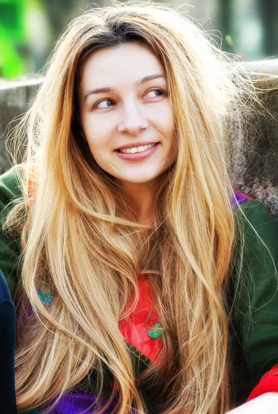 Uma jovem mulher bonita com cabelo comprido — Fotografia de Stock