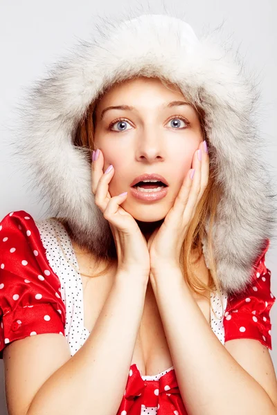 Winterüberraschung - niedlich verblüffte junge Frau — Stockfoto