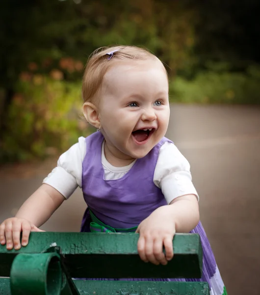 Rir da menina pequena feliz — Fotografia de Stock