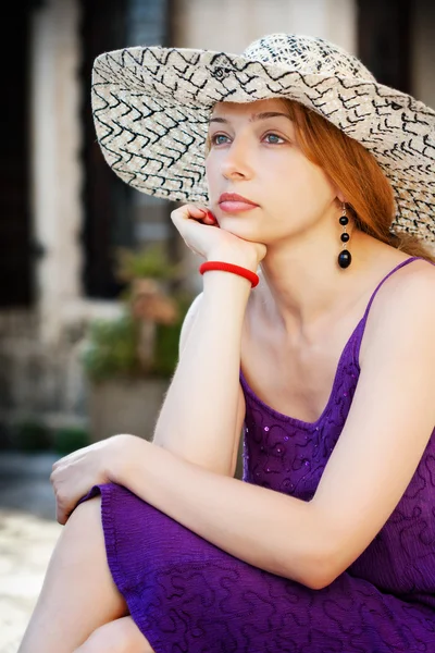夏の帽子を持つ女性のファッション撮影 — ストック写真