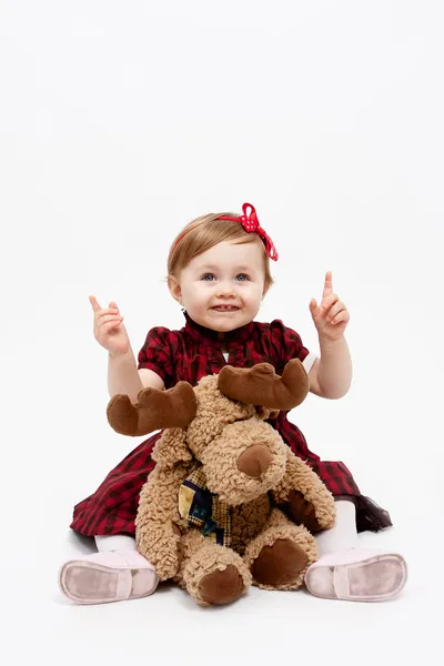 Ευτυχισμένο μωρό κορίτσι με παιχνίδι Χριστούγεννα τάρανδος — Φωτογραφία Αρχείου