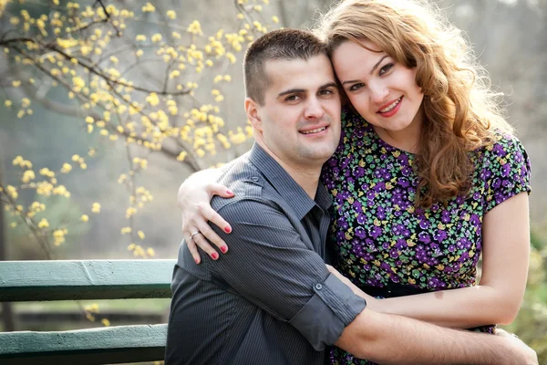 Šťastný pár - roztomilý milenci v parku — Stock fotografie
