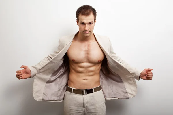 Seksowny przystojny mężczyzna z dopasowanie do mięśni ciała — Zdjęcie stockowe