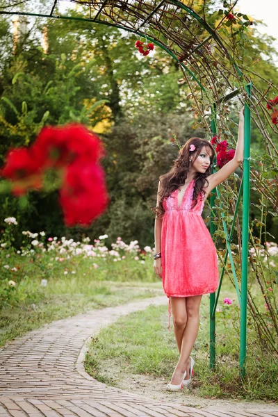 Sexig elegant kvinna poserar utomhus — Stockfoto