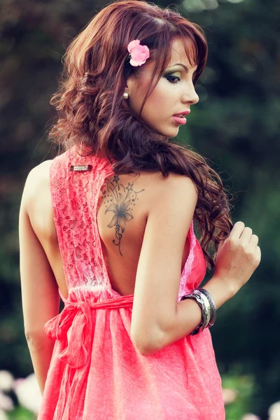 Sensuele vrouw met tatoeage op haar rug — Stockfoto