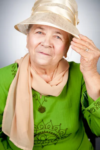 Portret van gelukkig oude senior vrouw — Stockfoto
