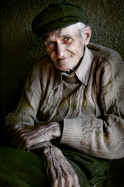 Wyraziste i zawartości starszy stary człowiek — Zdjęcie stockowe